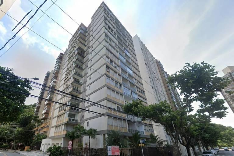 Edifício residencial de vários andares em ambiente urbano e bem cuidado.