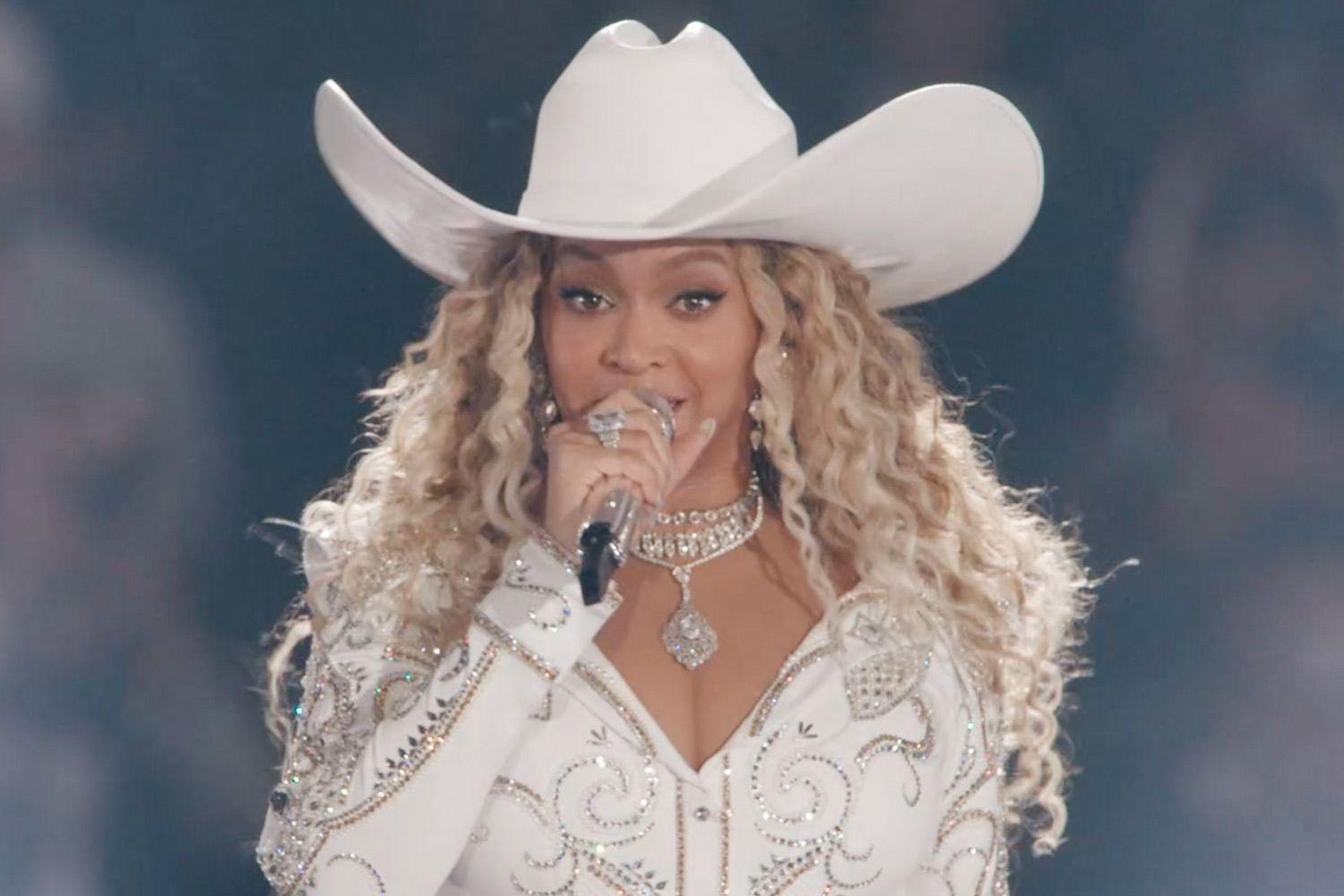 Beyoncé se apresenta durante o jogo Ravens vs. Texans