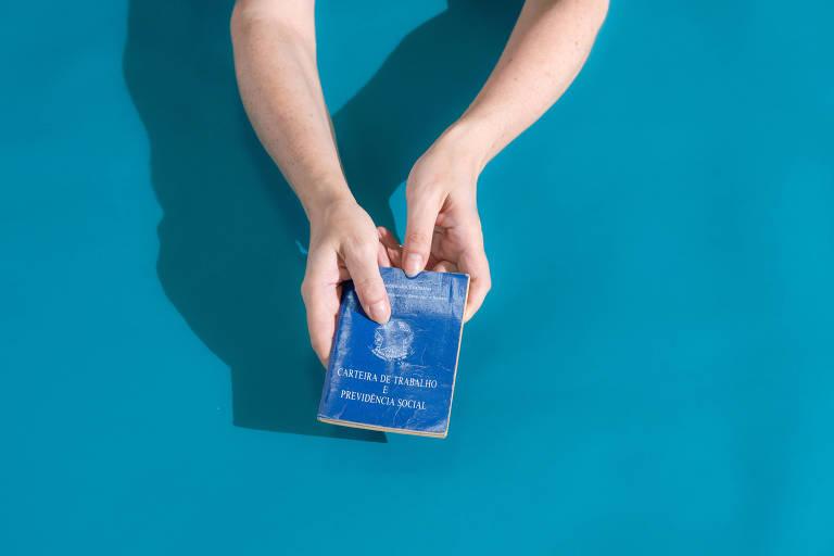 Passaporte azul em superfície azul clara