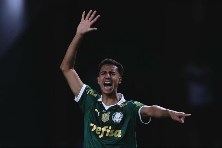 Vitor Reis se despede do Palmeiras e se prepara para transferência ao Manchester City