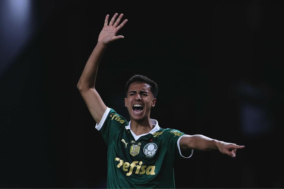 Vitor Reis em campo pelo Palmeiras