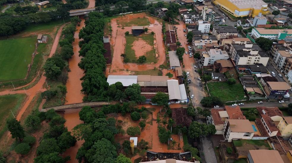 Imagens aéreas feitas por drone mostram alagamentos em Ipatinga, MG.