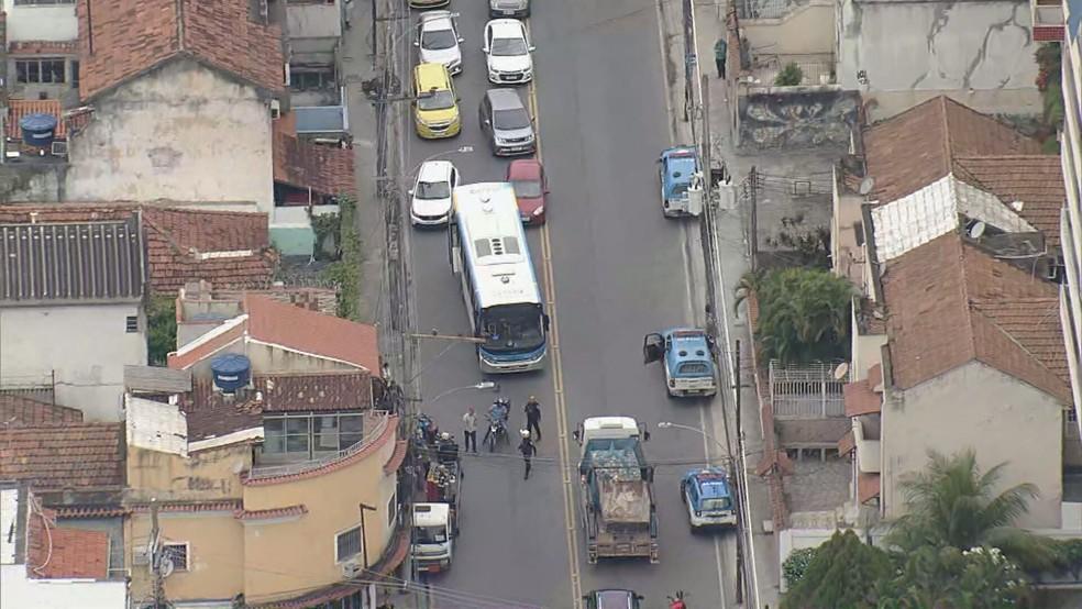 Ônibus foi usado como barricada no Engenho Novo, na Zona Norte do Rio