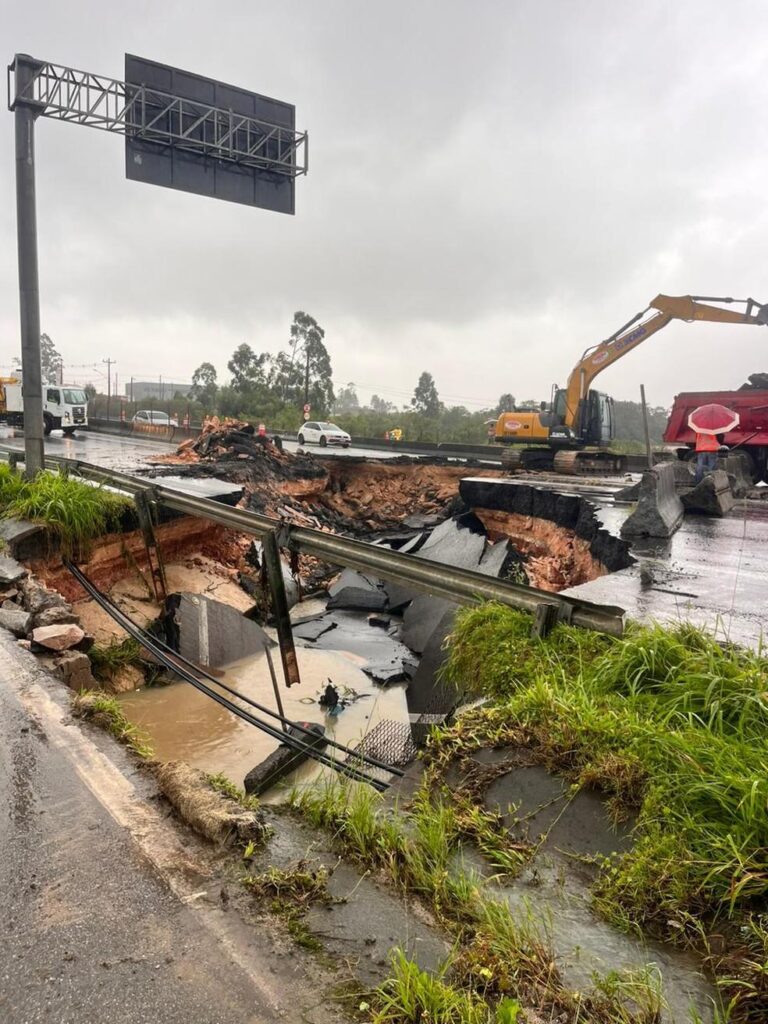 Cratera interrompe trânsito na BR-101 em Biguaçu devido a fortes chuvas em SC