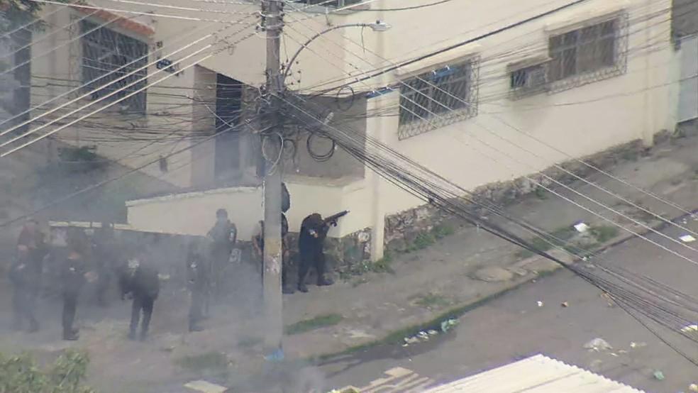 Policiais combatem criminosos no Engenho Novo, na Zona Norte do Rio