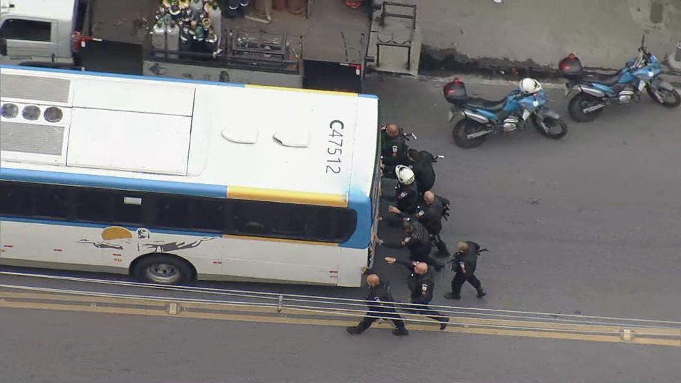 Policiais empurram ônibus usado como barricada no Engenho Novo