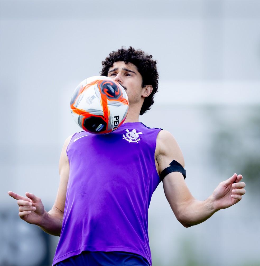 André Ramalho domina bola no peito durante treino no CT Joaquim Grava