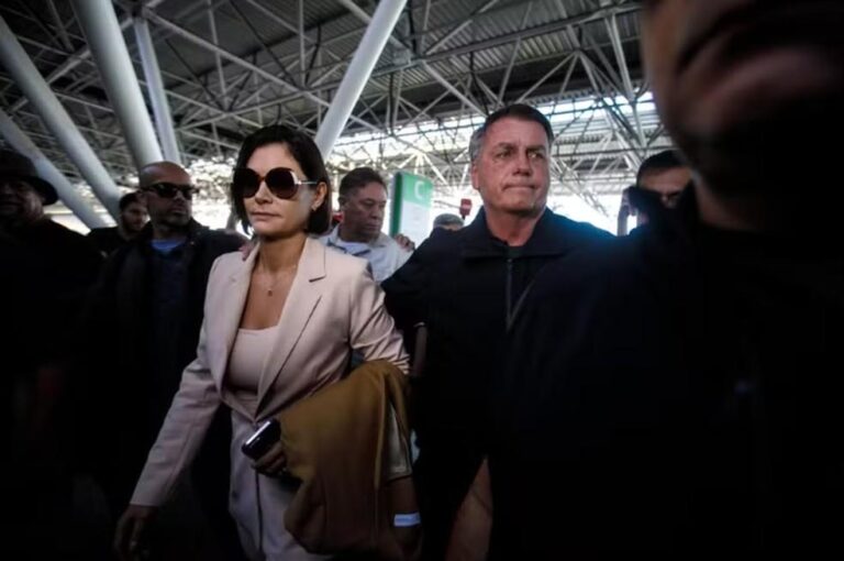 Bolsonaro vai ao aeroporto com Michelle após ter pedido negado para acompanhar posse de Trump