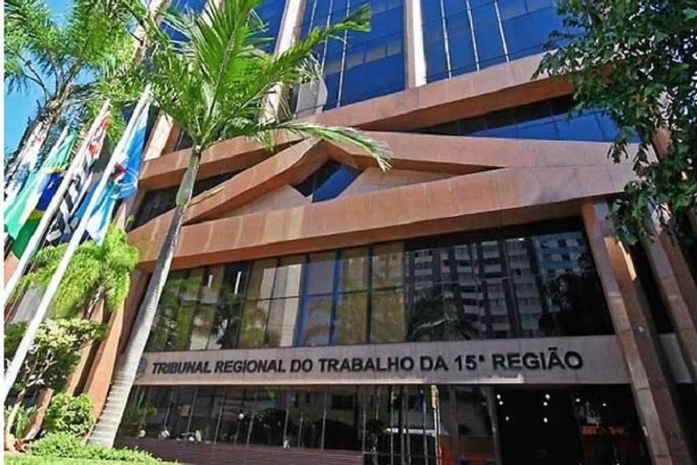 Fachada do Tribunal Regional do Trabalho da 1ª Região, moderno e destacado