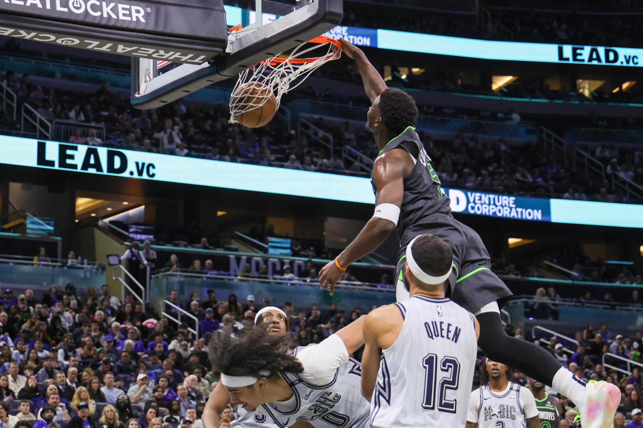 Anthony Edwards do Timberwolves faz uma enterrada durante o jogo contra o Magic