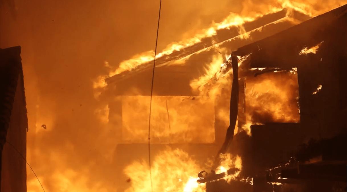 Vídeo mostra poder do incêndio em Los Angeles enquanto chamas destroem casa.