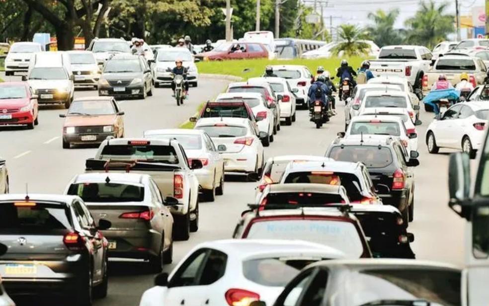 Carros em trânsito em Goiânia - Goiás