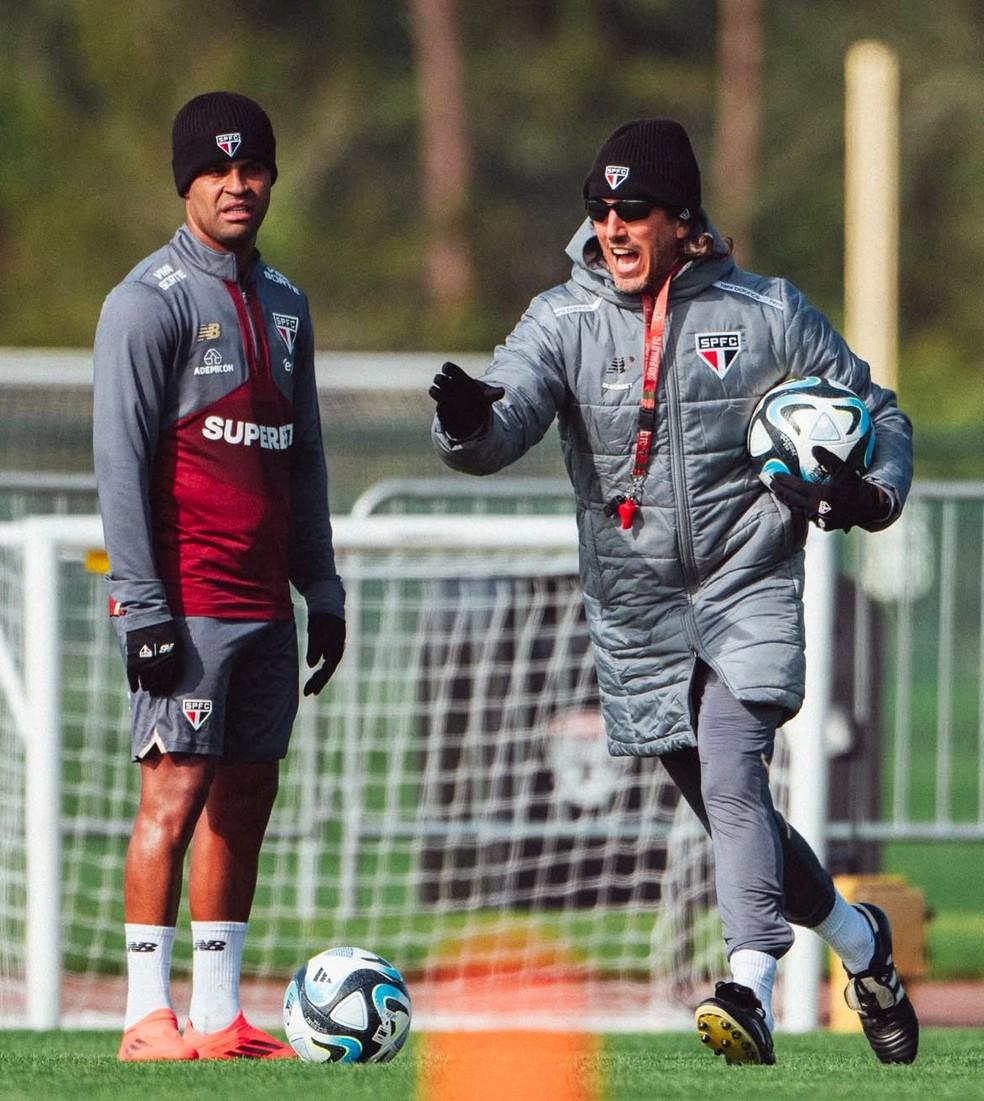 Zubeldía e Alisson em treino do São Paulo