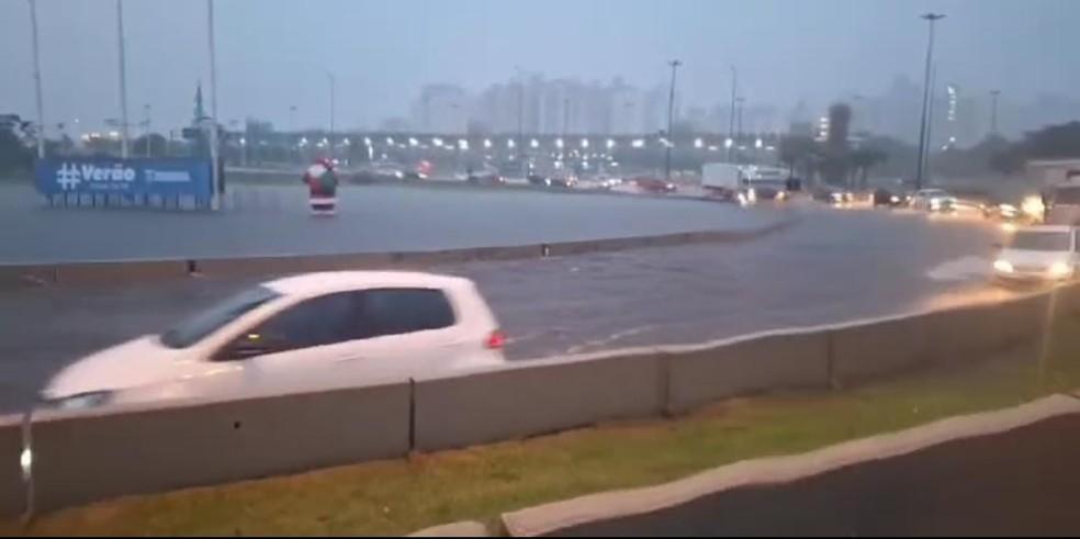 Em situação de emergência, Florianópolis amanhece com chuva, novos alagamentos e vias fechadas