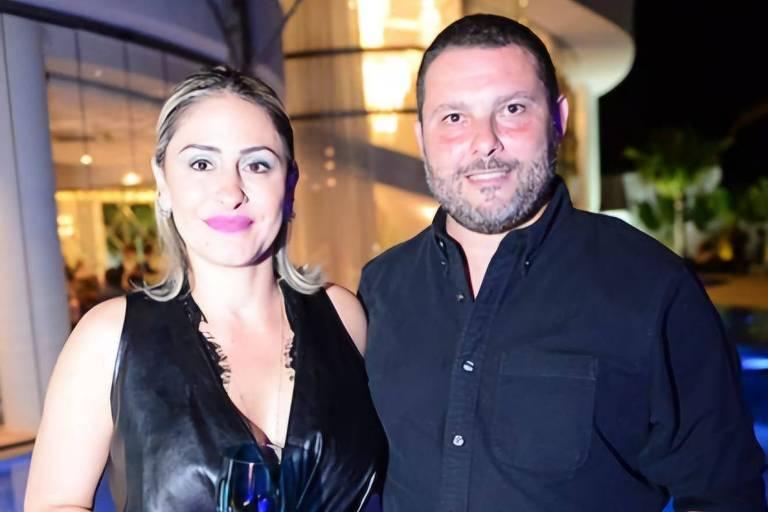 Casal posando juntos em um evento social