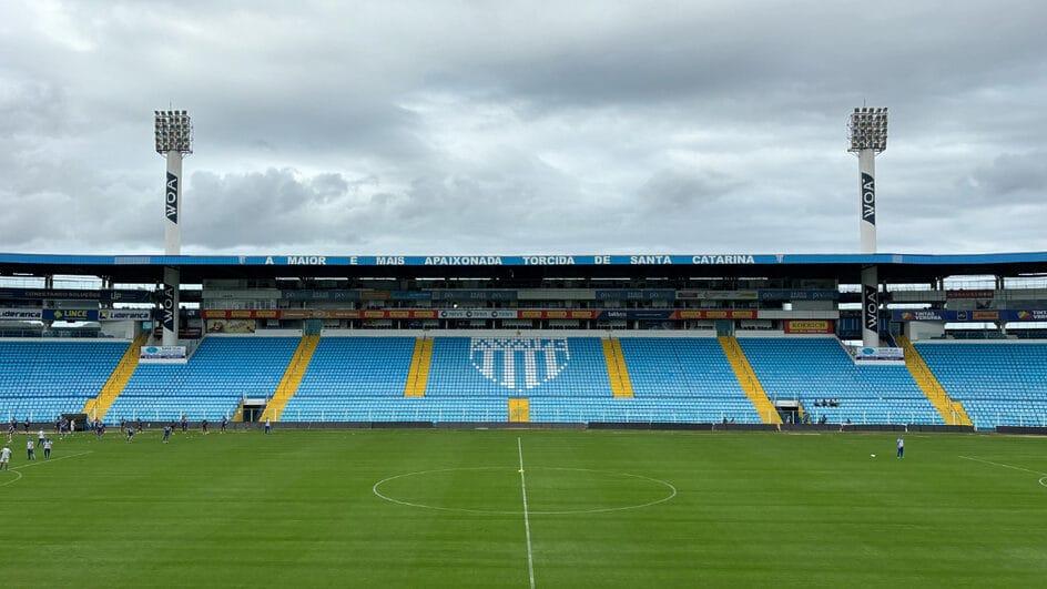 Imagem do gramado e da arquibancada lateral da Ressacada