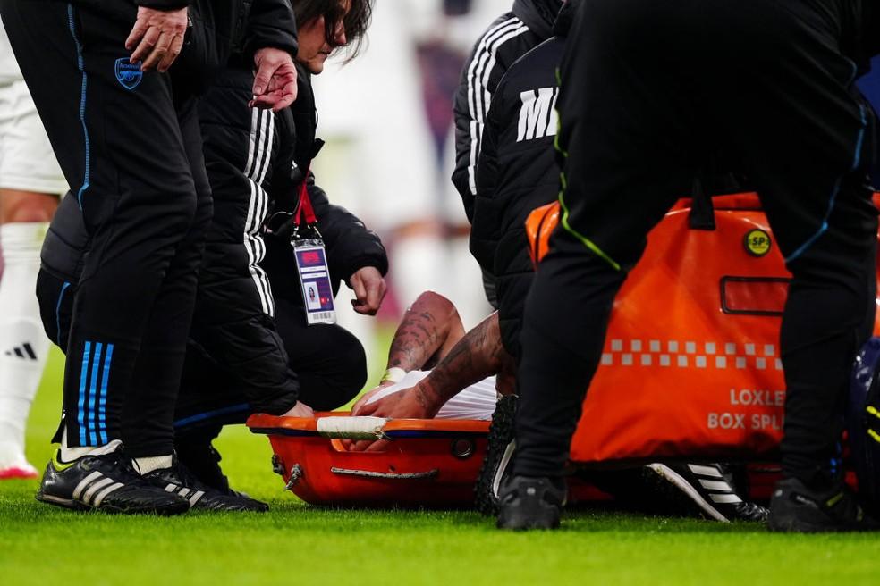 Chorando, Gabriel Jesus precisou ser retirado de maca do jogo entre Arsenal e Manchester United