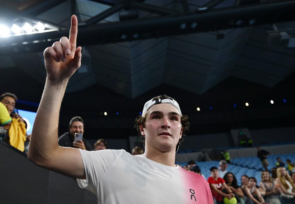 João Fonseca comemora com a torcida após vencer na estreia do Australian Open