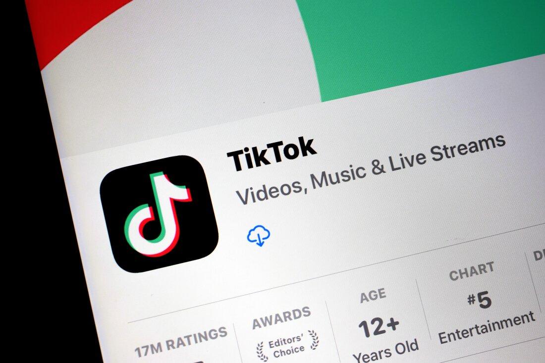 Tela de smartphone exibe TikTok na loja de aplicativos disponíveis para download.