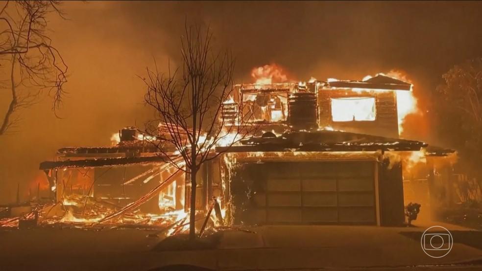 Com ventos de furacão, Los Angeles (EUA) enfrenta pior incêndio da história; milhares de pessoas deixam suas casas.