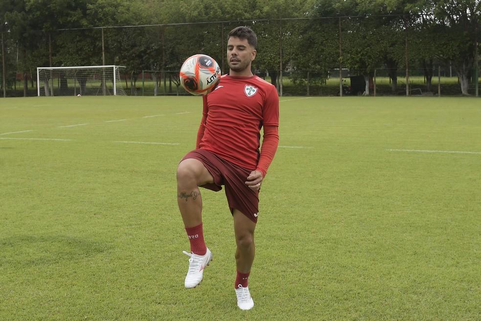 Henrique Almeida em treino da Portuguesa