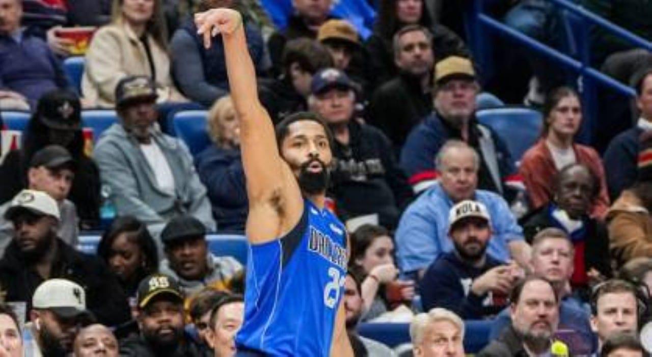 Dallas Mavericks jogando contra o Oklahoma City Thunder