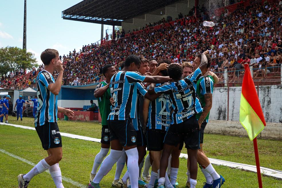 Jogadores do Grêmio comemoram gol na Copinha