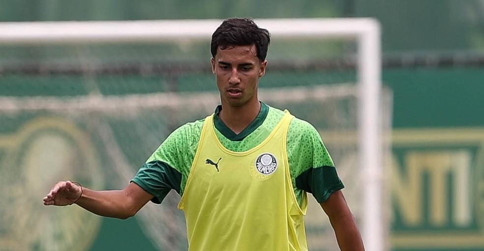 Vitor Reis durante treino do Palmeiras