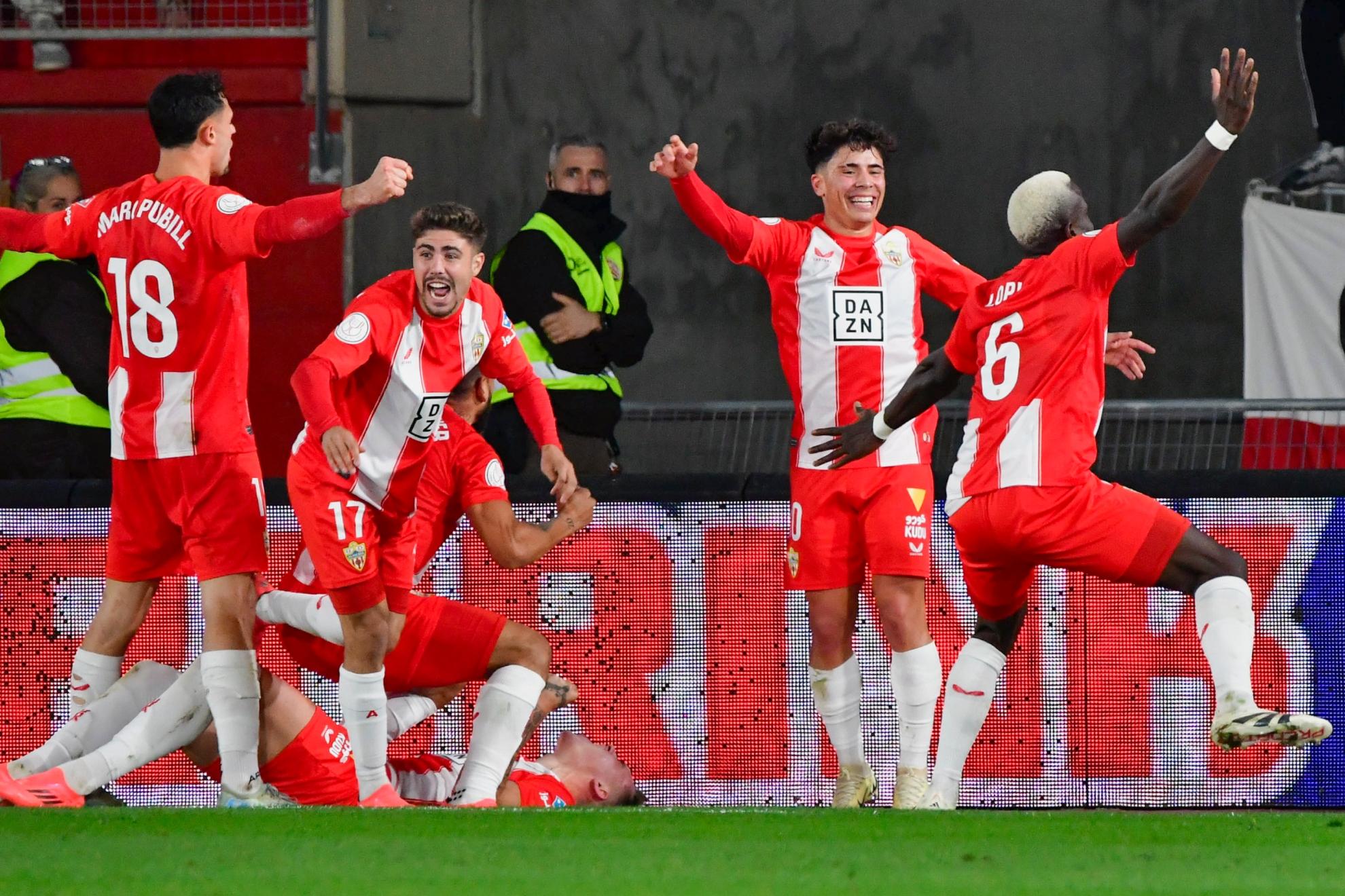 Jogadores da UD Almería celebrando vitória