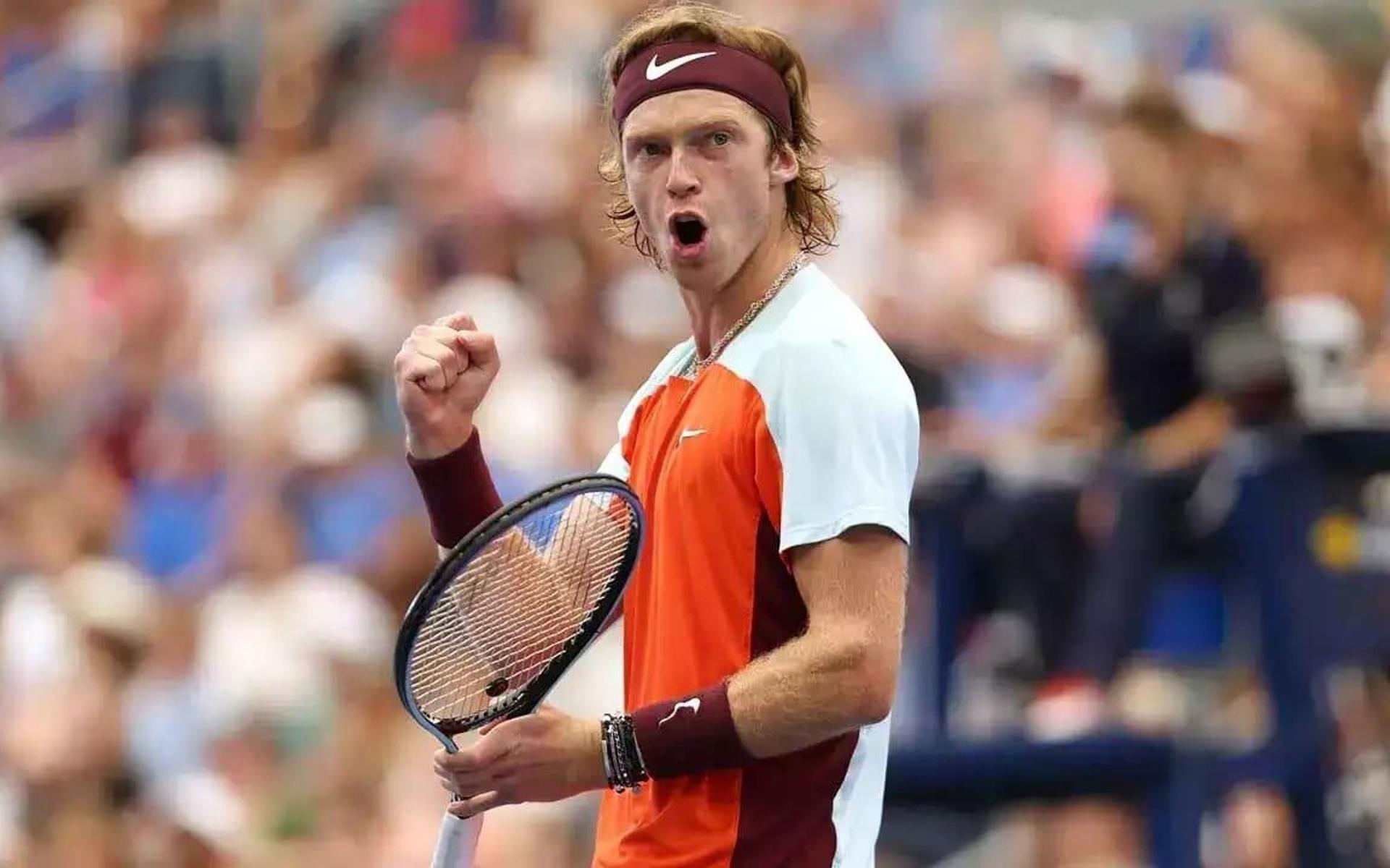 Andrey Rublev em quadra, demonstrando determinação em seu jogo.