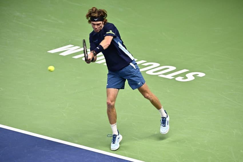 Andrey Rublev, em ação no Australian Open, mostrando foco e determinação.