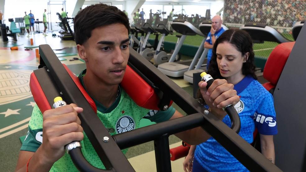 Vitor Reis durante treino do Palmeiras na Academia de Futebol