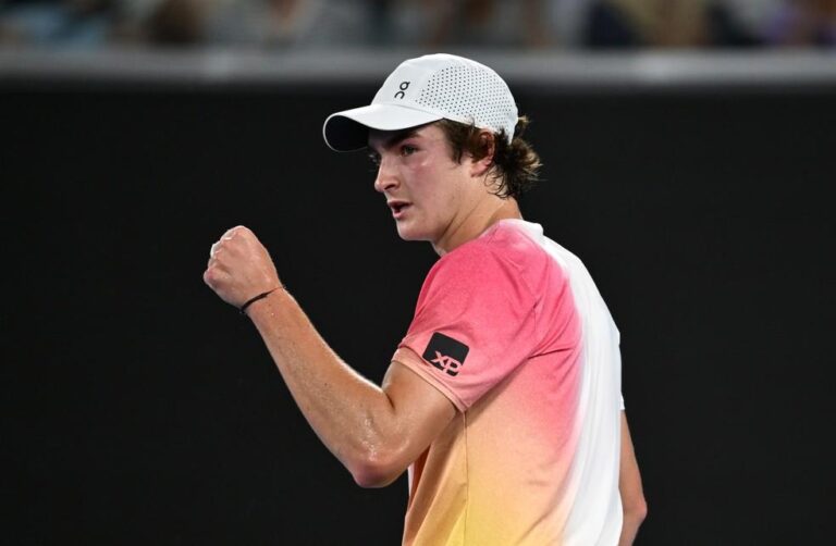 João Fonseca faz história ao vencer Andrey Rublev no Australian Open