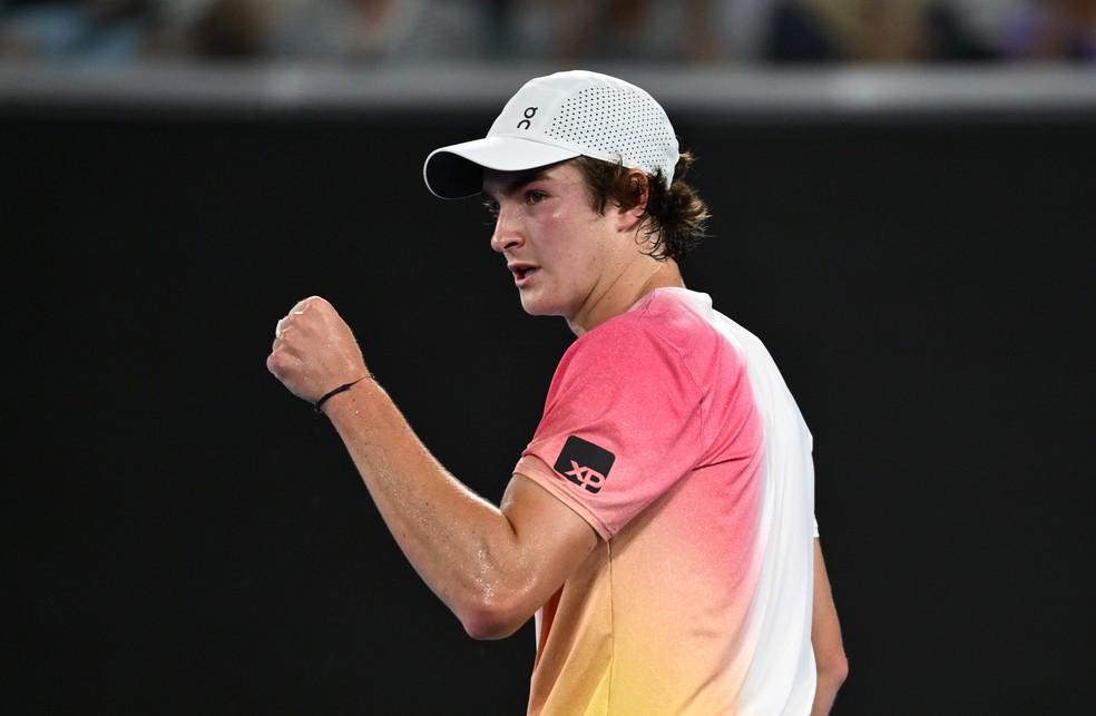 João Fonseca comemora ponto contra Andrey Rublev no Australian Open