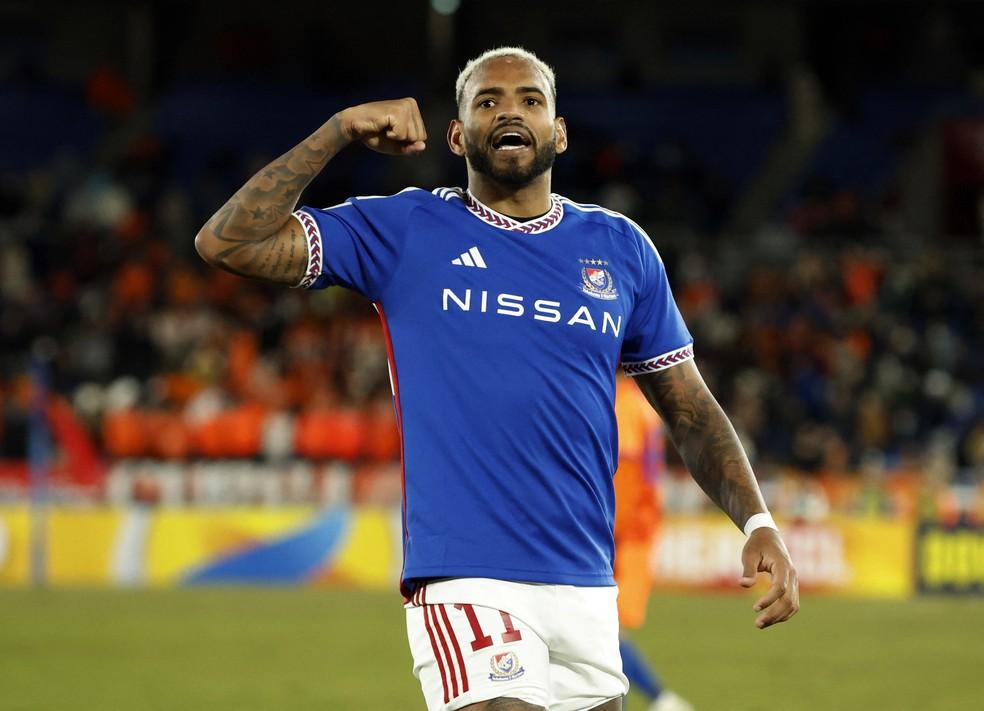 Anderson Lopes comemorando gol durante a partida entre Yokohama Marinos e Shandong Taishan