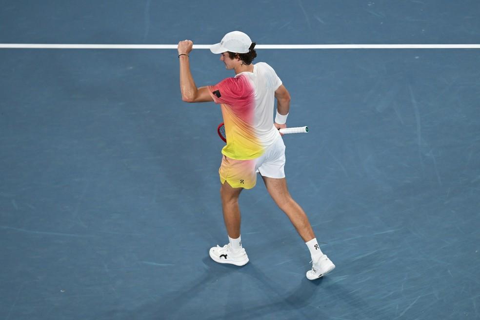 João Fonseca em ação na primeira rodada do Australian Open