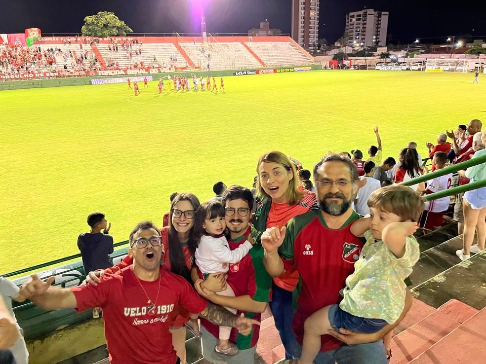 João Pedro Berbert e a família no estádio do Velo Clube