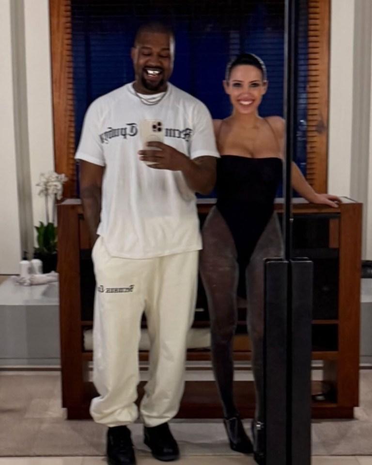 Kanye West e Bianca Censori tirando selfie