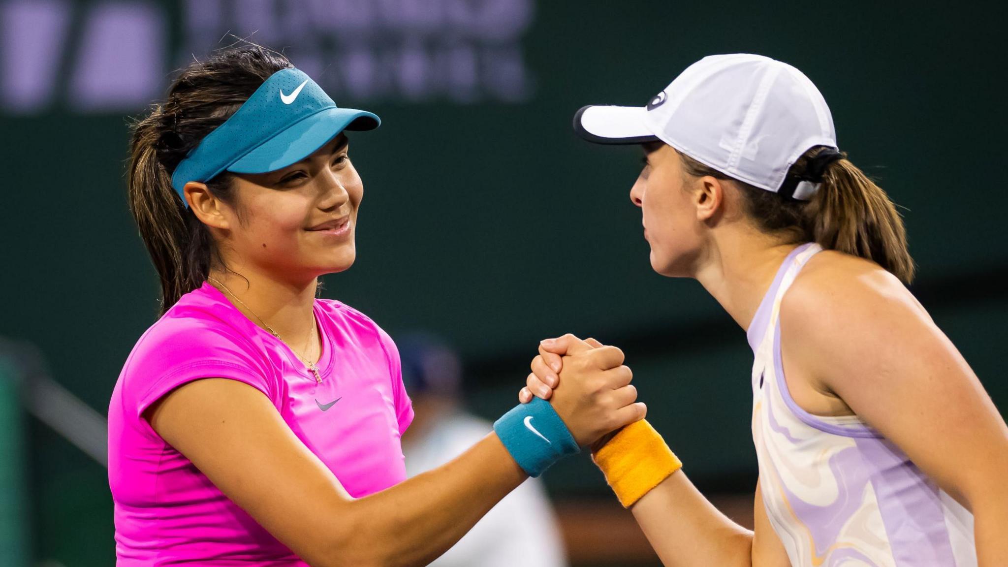 Emma Raducanu e Iga Swiatek após o jogo no Indian Wells 2023.