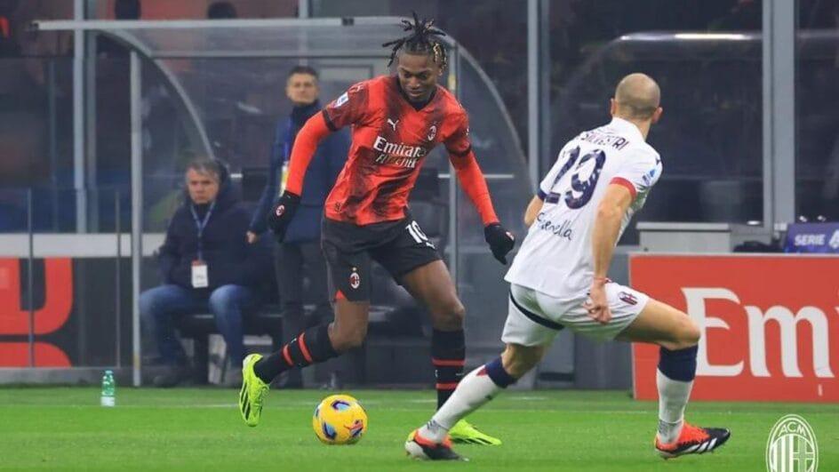 Rafael Leão aparece vestindo uniforme vermelho e preto do Milan.