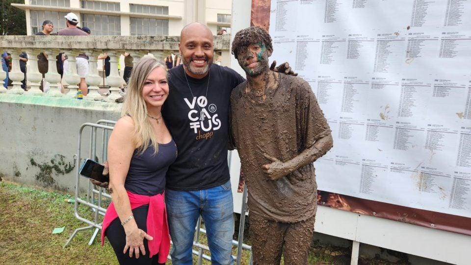 Calouros da UFPR comemorando aprovação