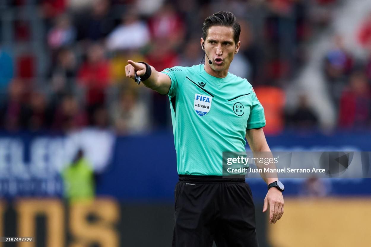 Munuera Montero arbitrando Villarreal-Osasuna