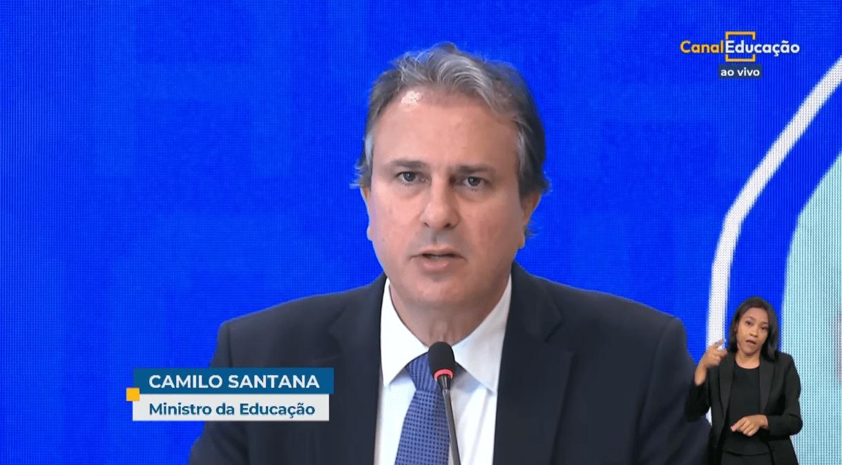 Camilo Santana durante coletiva de imprensa.