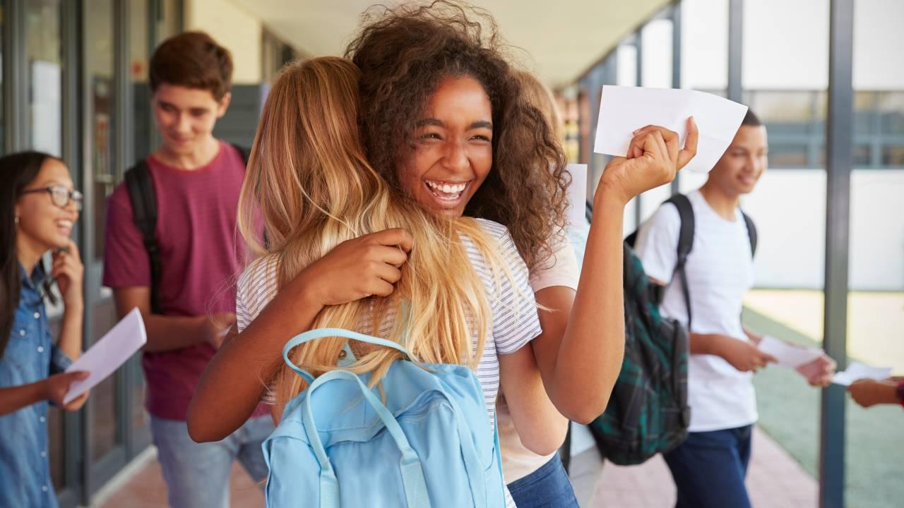 Duas garotas comemoram a aprovação no vestibular.