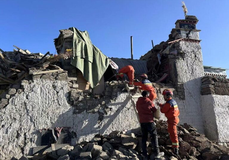 Terremoto de 7.1 graus no Tibete deixa mais de 120 mortos e devastação