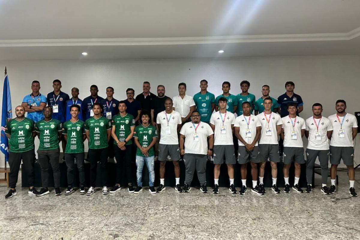 Dirigentes, treinadores e jogadores durante a cerimônia de lançamento do Grupo 5 da Copa SP