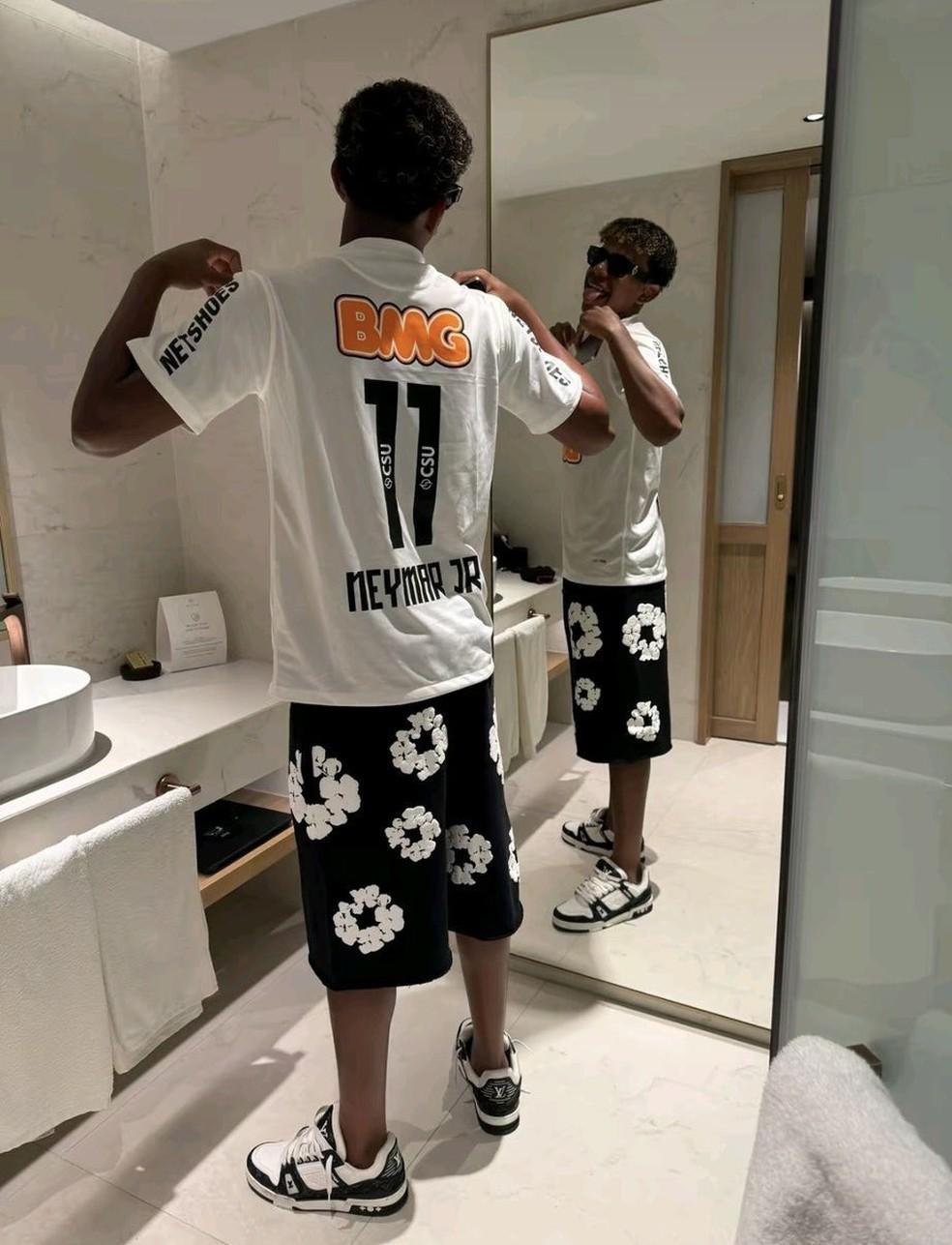 Lamine Yamal curte férias na Grécia com camisa de Neymar na época do Santos