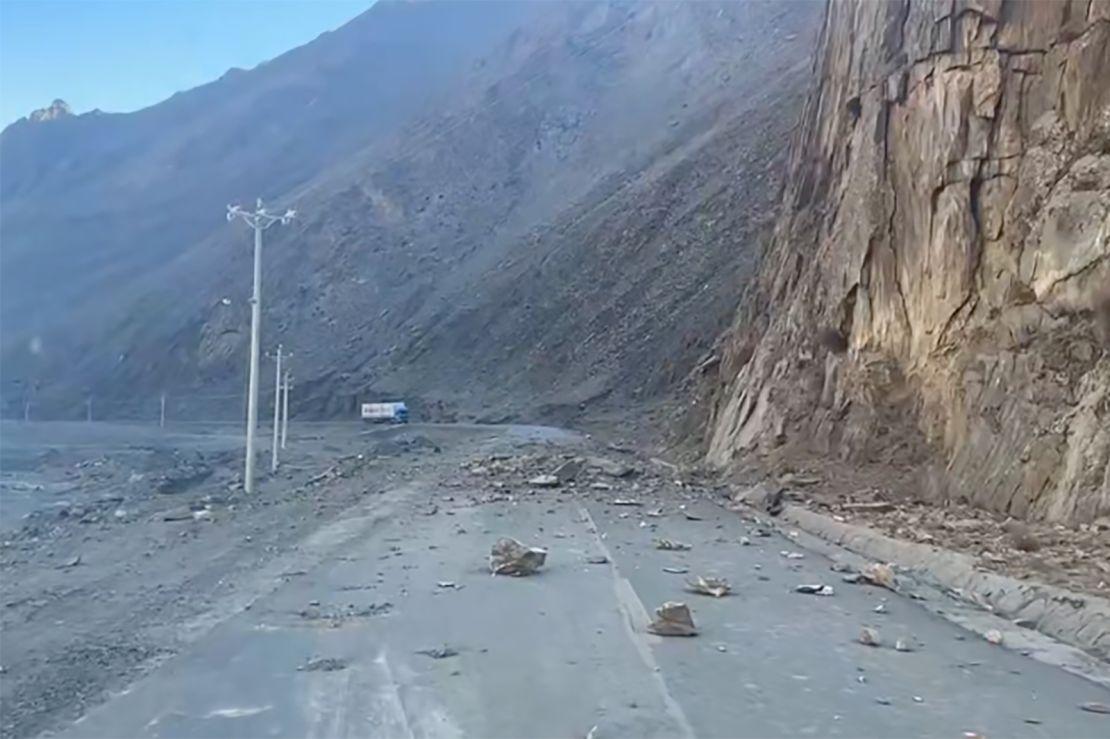 Ruas cobertas de rochas após o terremoto no Tibete