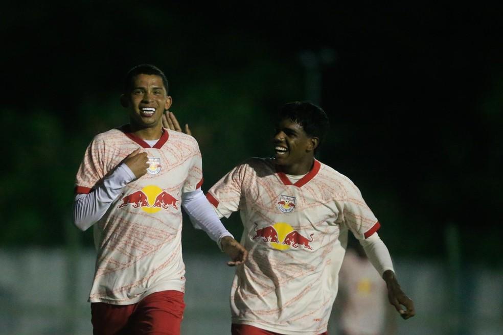 Athyrson e Filipinho do Bragantino comemoram gol contra o Zumbi