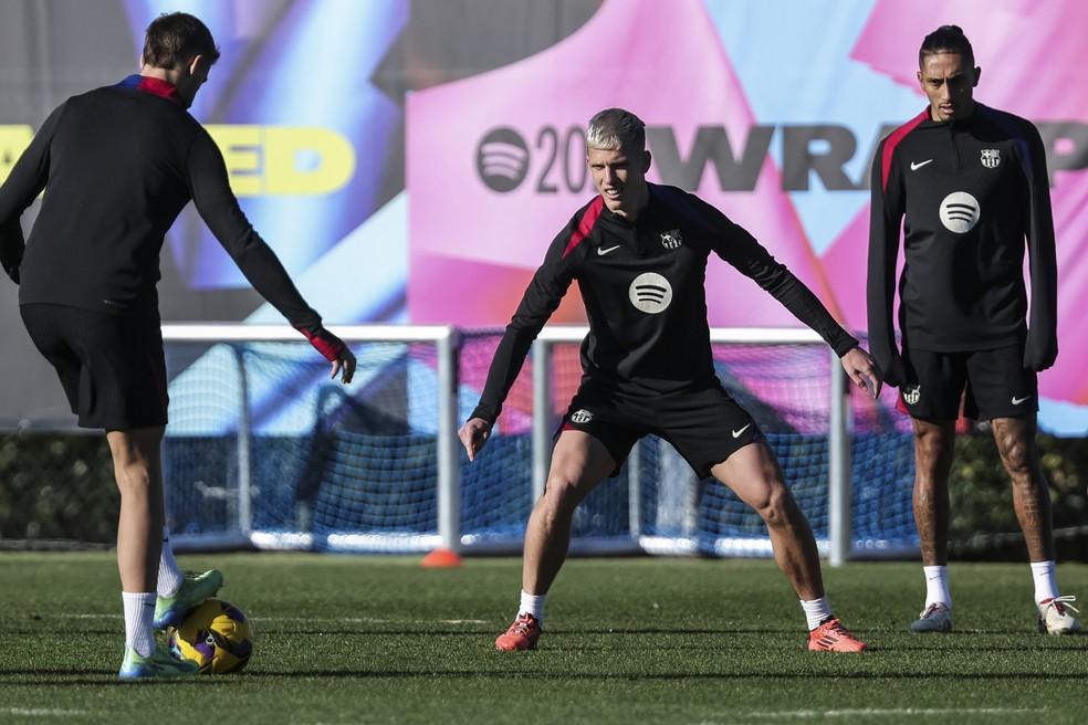 Dani Olmo é observado por Raphinha durante treino do Barcelona.